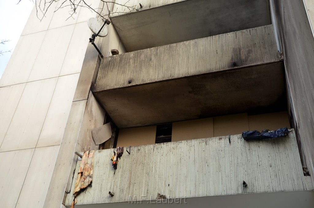 Wohnzimmer ausgebrannt Koeln Ostheim Gernsheimerstr P09.JPG - Miklos Laubert